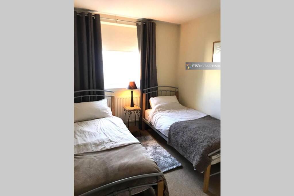 Waterfront Living In Leith With Free Parking! Appartement *